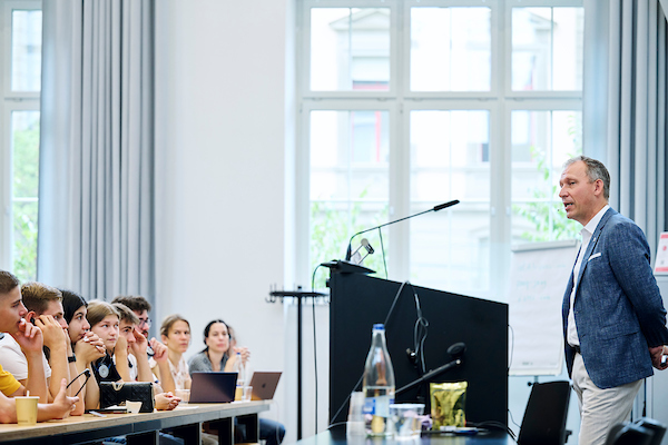 Thomas Zurbuchen während seines Vortrags am GLOBE Contest. <span>©<span> Manu Friederich/GLOBE Schweiz