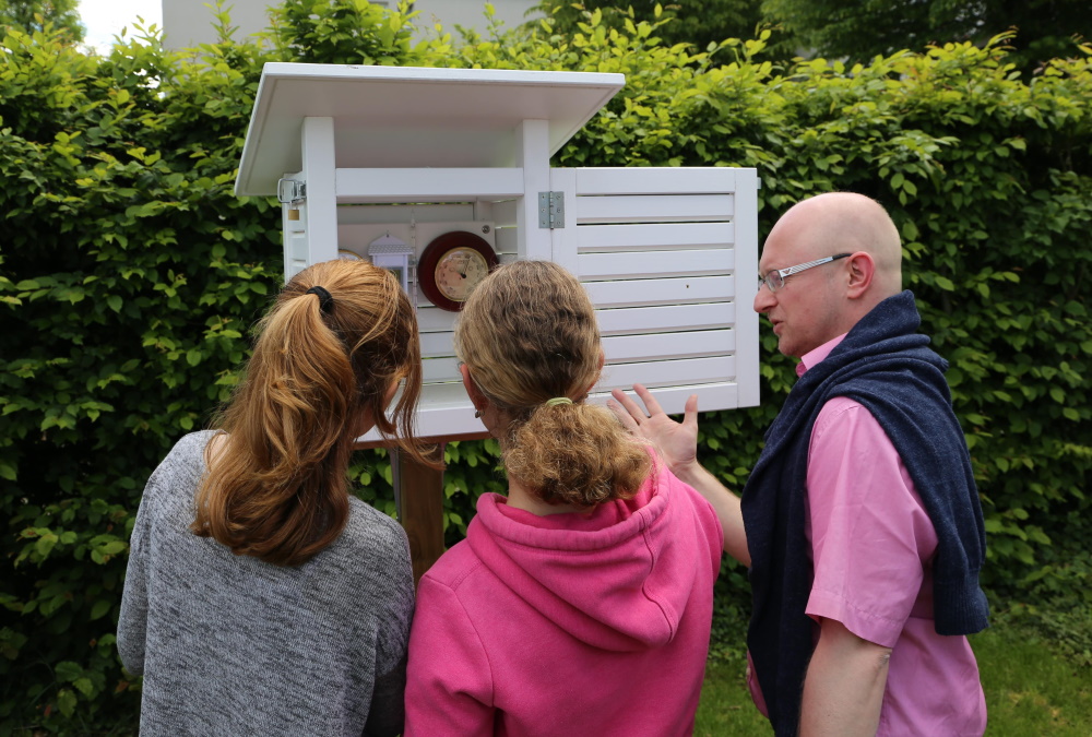Ein Lehrer erklärt seinen SchülerInnen, wie die Messgeräte im Wetterhaus funktionieren