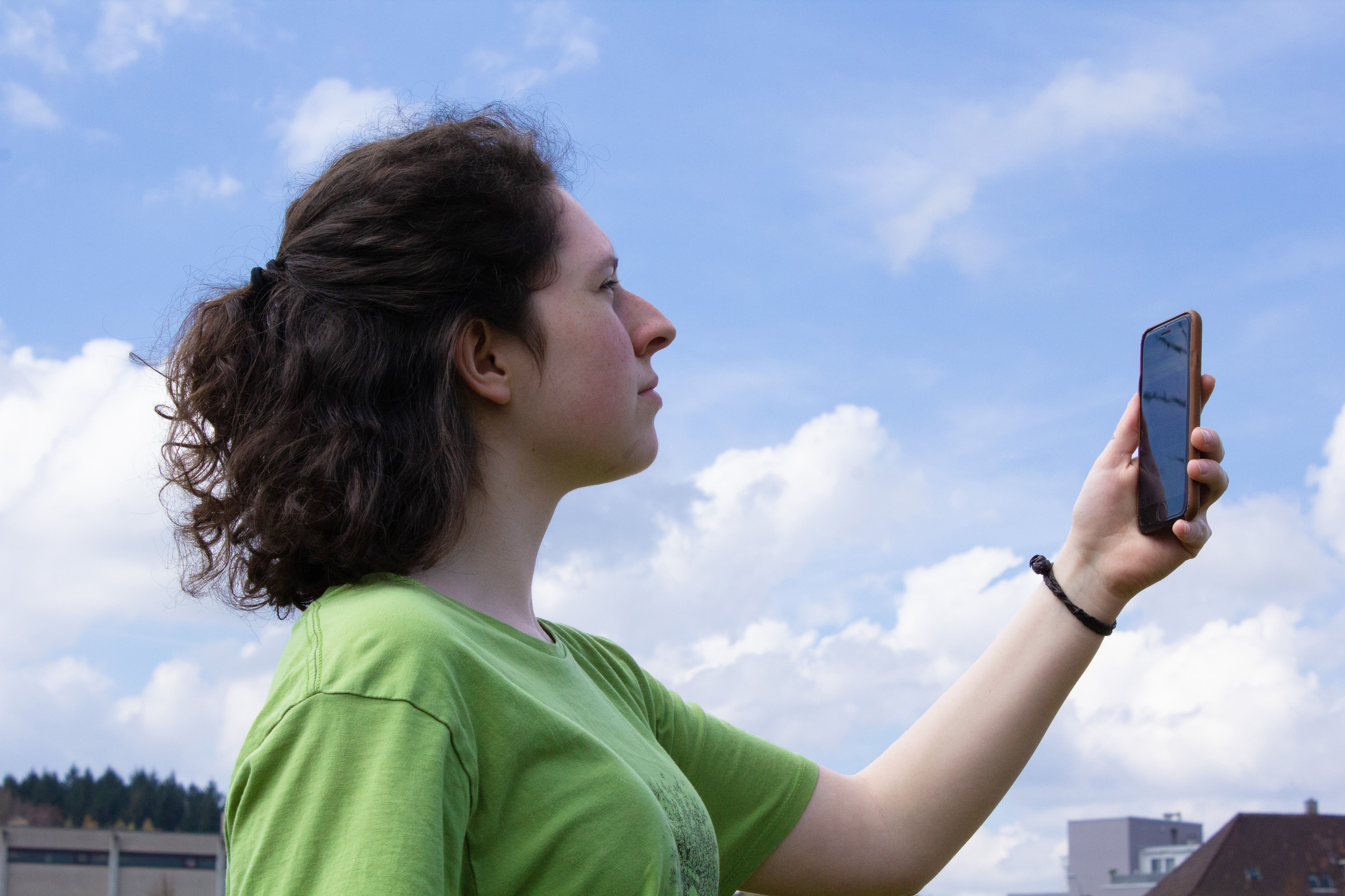 Une étudiante observe les nuages.